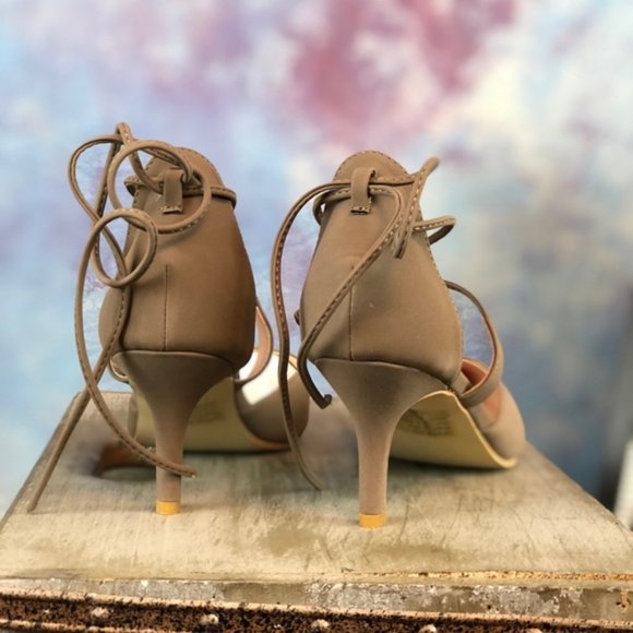 Journee Collection Lace up pump has perfect kitten heel - Picture 4 of 6